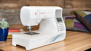 Singer Quantum Stylist 9960 Sewing Machine - Professional results, huge amount of stitch patterns, extension table, hard cover, multiple fonts - New 2025 model